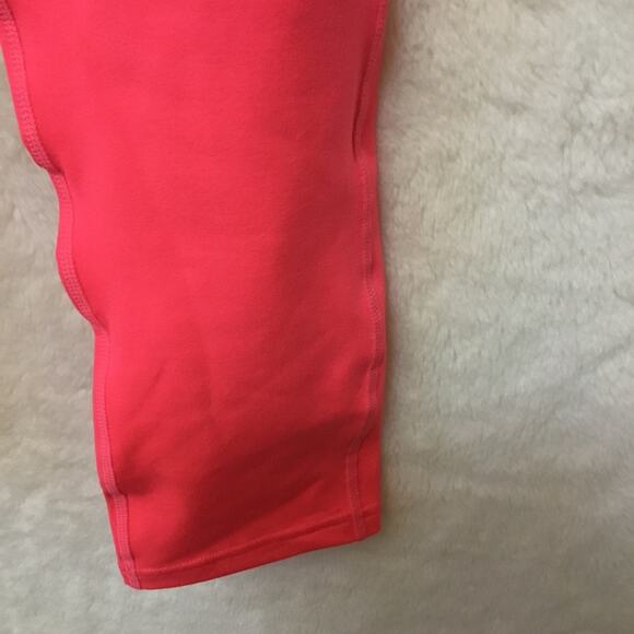 GapFit Bright Neon Pink Compression Capris - Picture 7 of 11